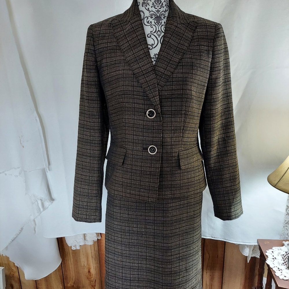 Skirt suit size 8